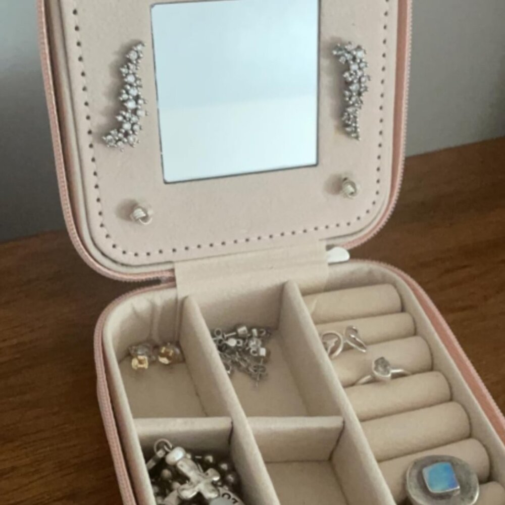 Portable jewelry box